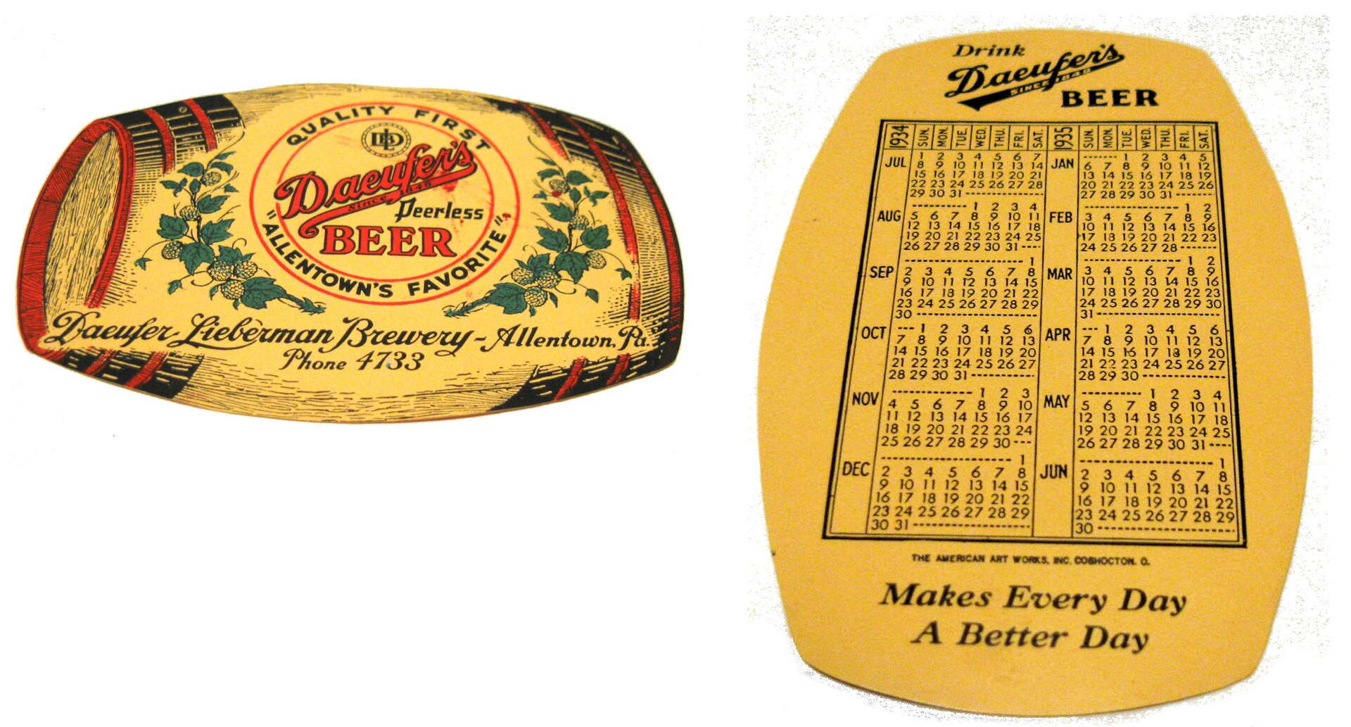 Dos calendarios de cartón de 1934 de una cervecería, con forma de barril: uno con el escudo de la marca y otro con los meses del año.