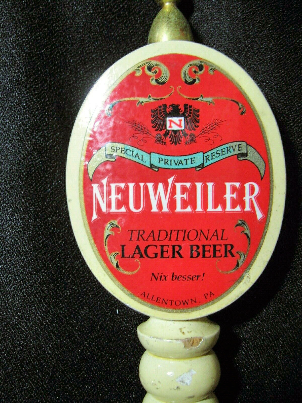 Manija de canilla de cerveza lager con una etiqueta ovalada, de 1961.